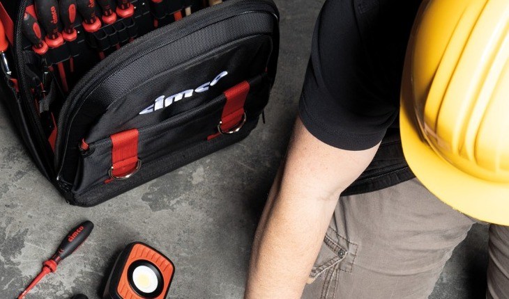 Valise à outils remplie et sacs à dos pour l'installateur belge